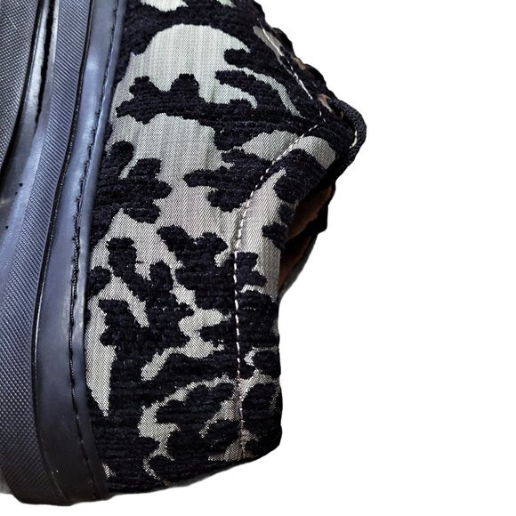 3/$20 Embroidered Raised Velvet Fashion Sneaker | 8.5 - Picture 12 of 13